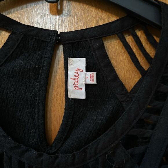 Cute open detail on shoulders top tank - Picture 2 of 6